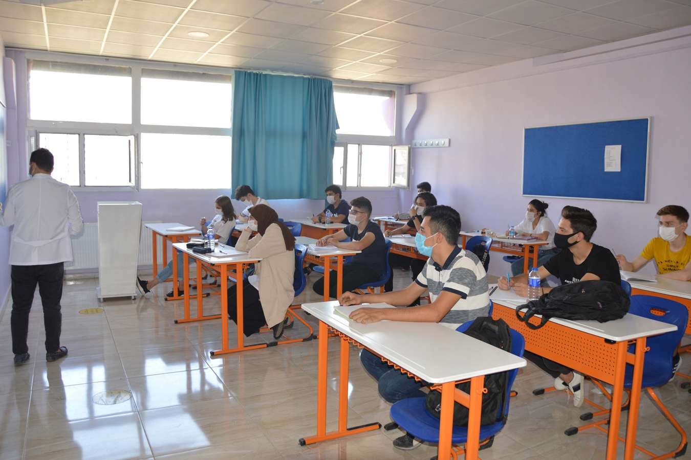 Karne notları düşük gelen öğrenci aileleri çocuklarına nasıl davranmalı? Karne notları düşük gelen öğrenci aileleri çocuklarına nasıl davranmalı?